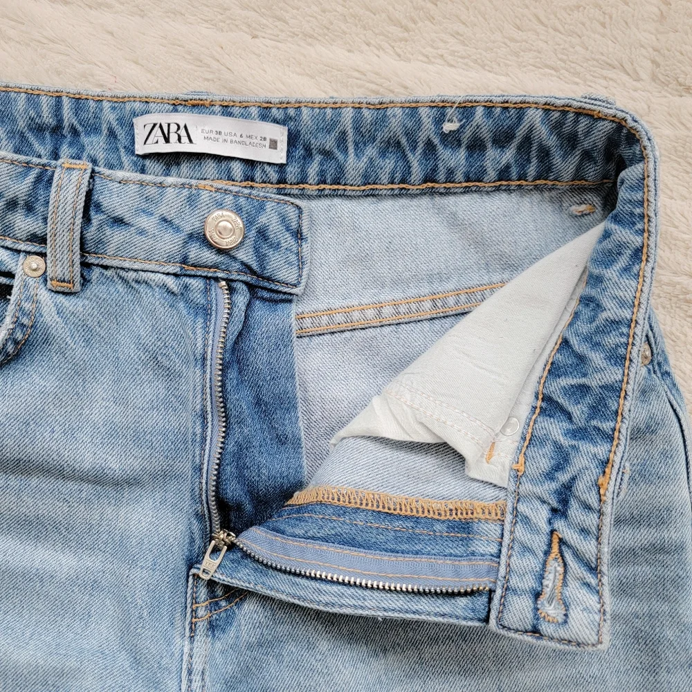 Zara High Rise Light Wash Wide Leg Jeans - Picture 4 of 5